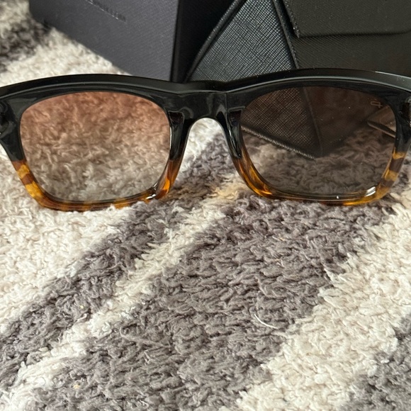 NEW IN BOX PRIVE REVAUX “THE CLASSIC “POLARIZED SUNGLASSES
52-22-150 - Picture 9 of 11